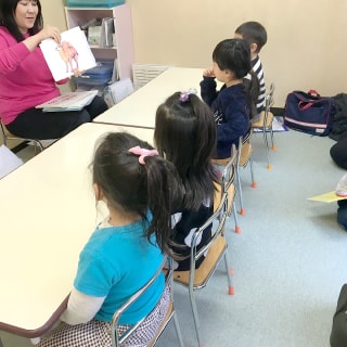 子どもが椅子に座って受講できる七田式幼児教室